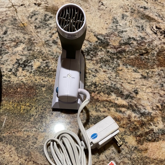 BROOKSTONE TRAVEL DRYER/IRON in CASE - Picture 4 of 10